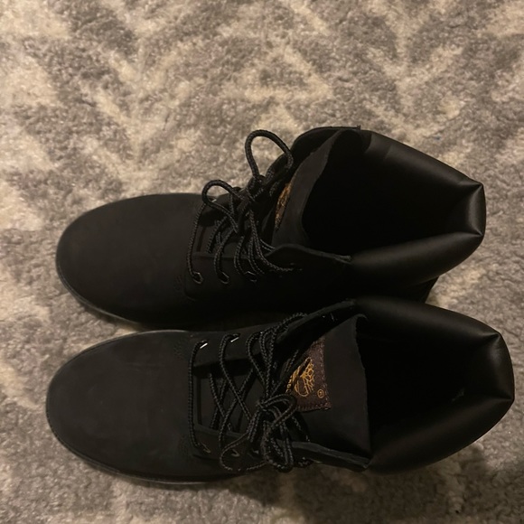 Black Timberland boots. - Picture 5 of 7